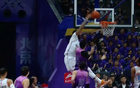 NBA頂級隔扣！克里斯快攻接球，霸王張弓砸扣沈梓捷！